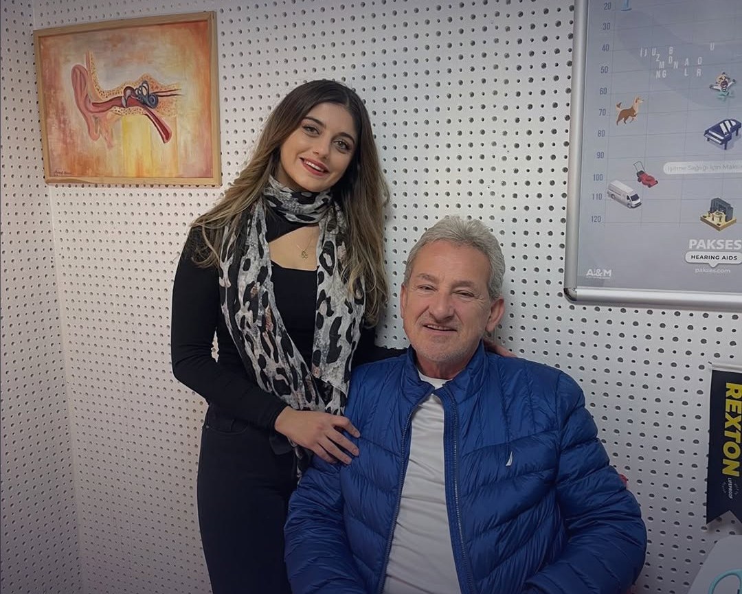 Med-Ses işitme merkezi Bulgurlu test kabini önünde odyolog ve hastası