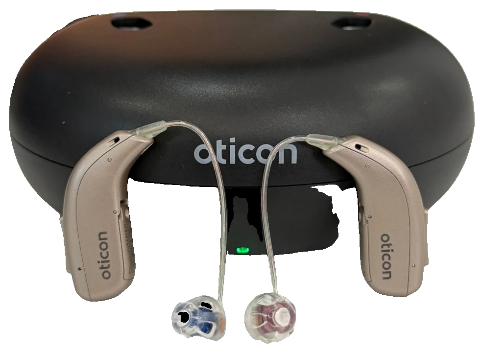 Oticon şarj kutusu önünde çift işitme cihazı