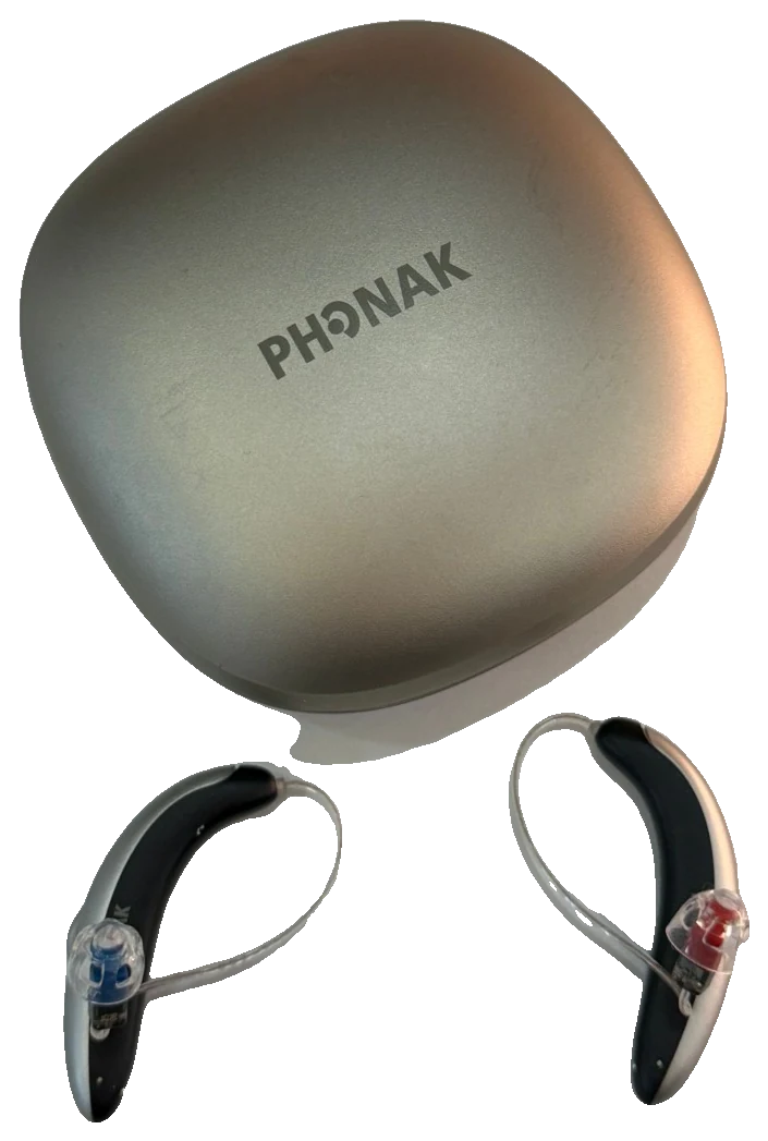 Phonak kare şarj kutusu ve iki işitme cihazı